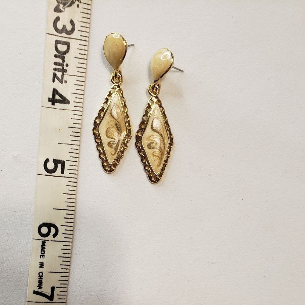 Mother of Pearl Diamond Shape Dangle Pierced Earrings - Picture 4 of 6